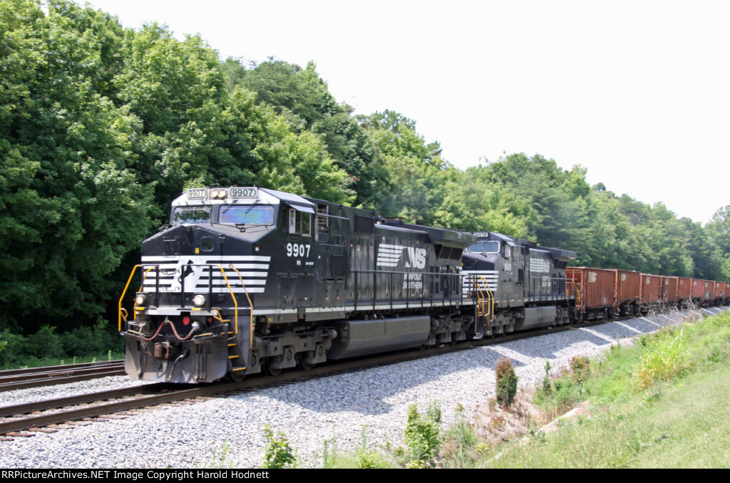 NS 9907 leads train 925 up the hill from Cox